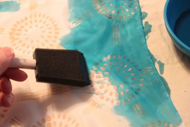 Apply fabric dye Apply fabric dye